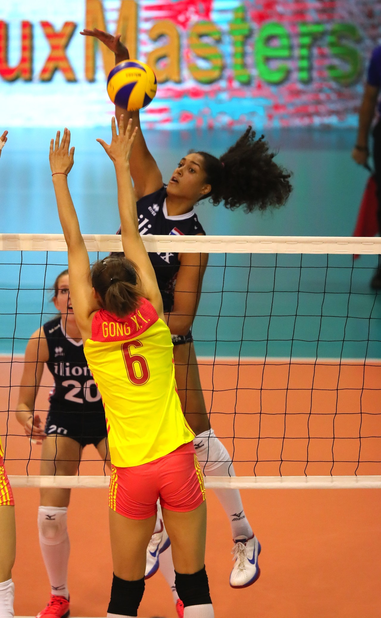 排球邀请赛,江汉玄武队与塞北闪电队鏖战,VAR改判成焦点!更衣室氛围正向-开云APP