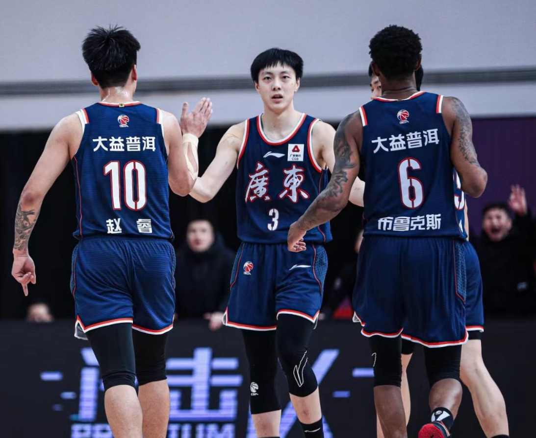 击剑夜战：东城天虎队强势横扫东海霹雳队，速度优势明显外援联手发威-开云体育官网